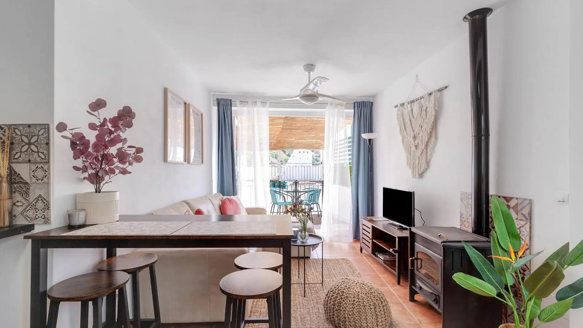 Casa De La Montana Apartments Sayalonga Spain