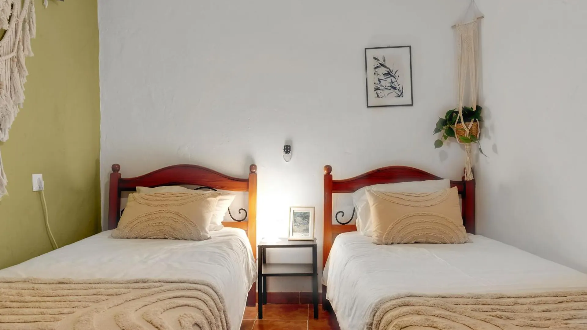 Casa De La Montana Apartments Sayalonga Spain