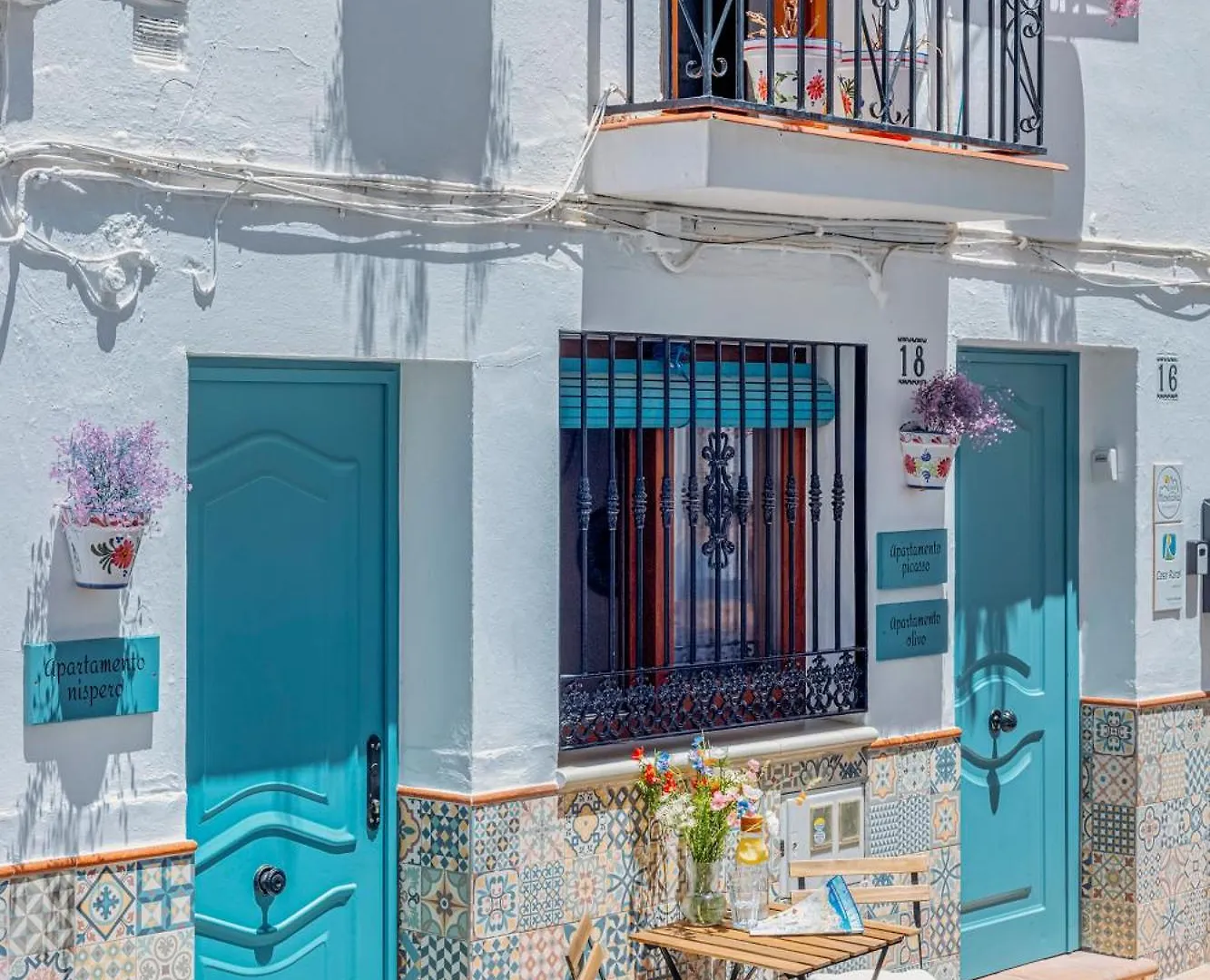 Casa De La Montana Apartments contacts
